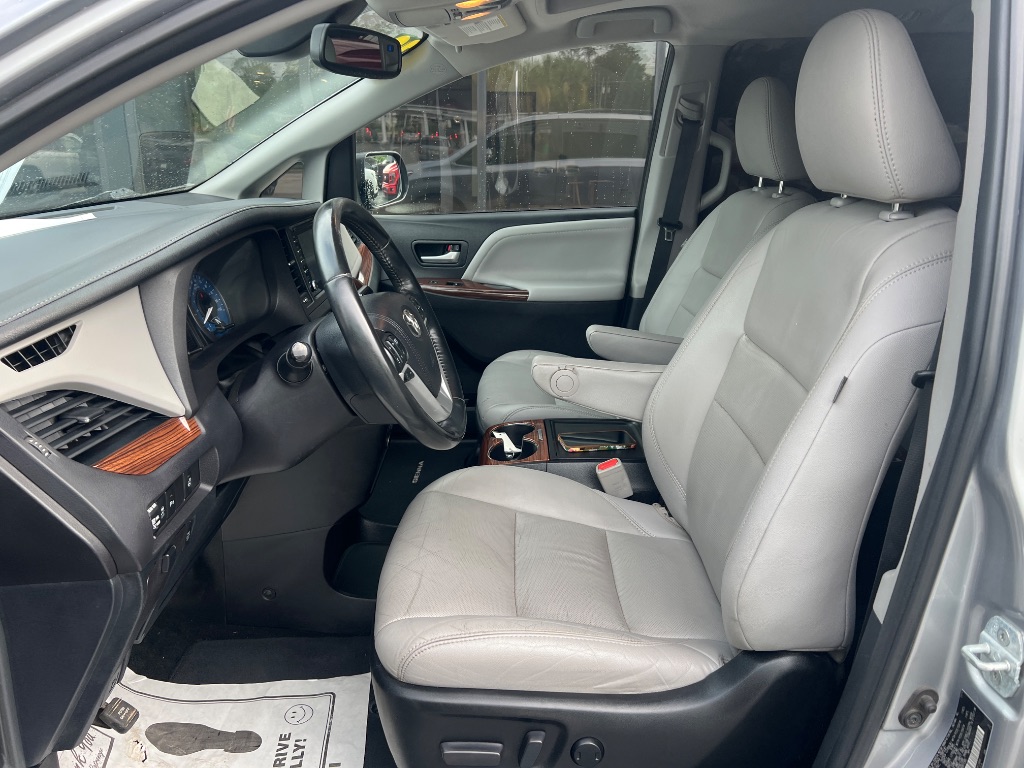 2018 Toyota Sienna - $21,794