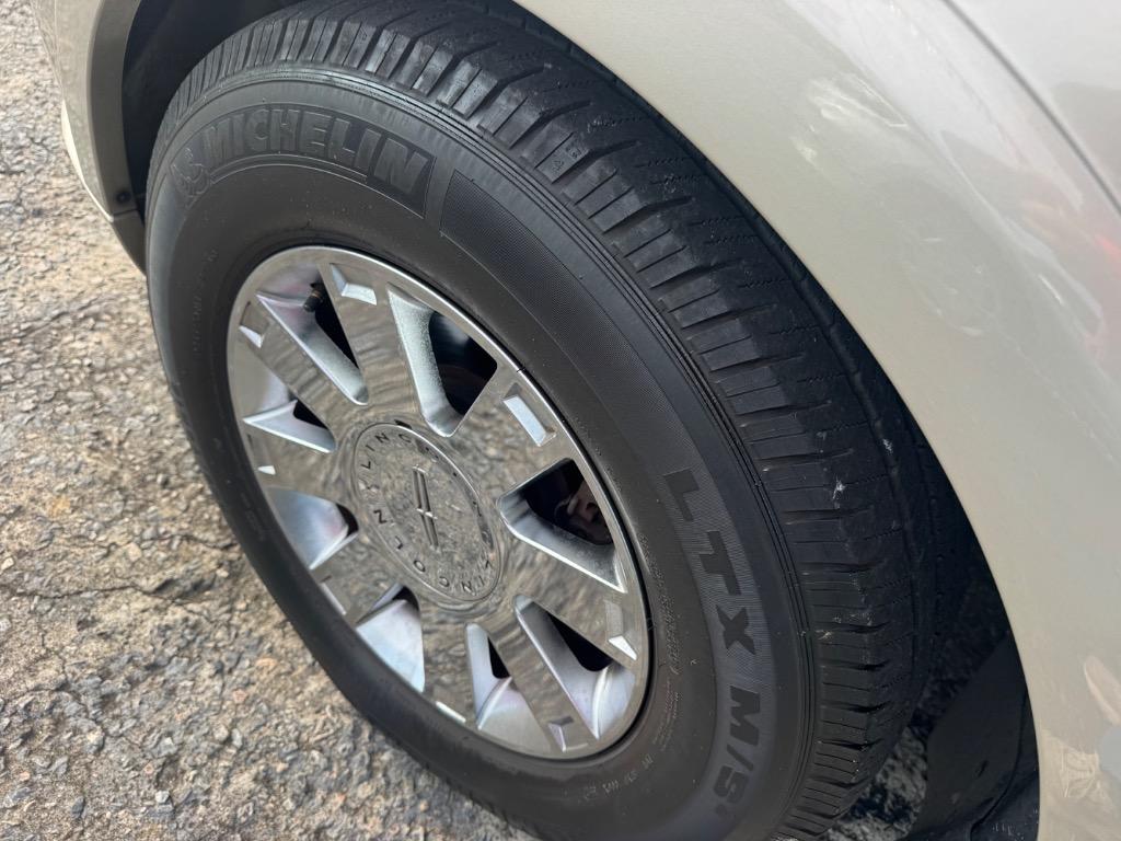 2004 Lincoln Navigator - $9,995