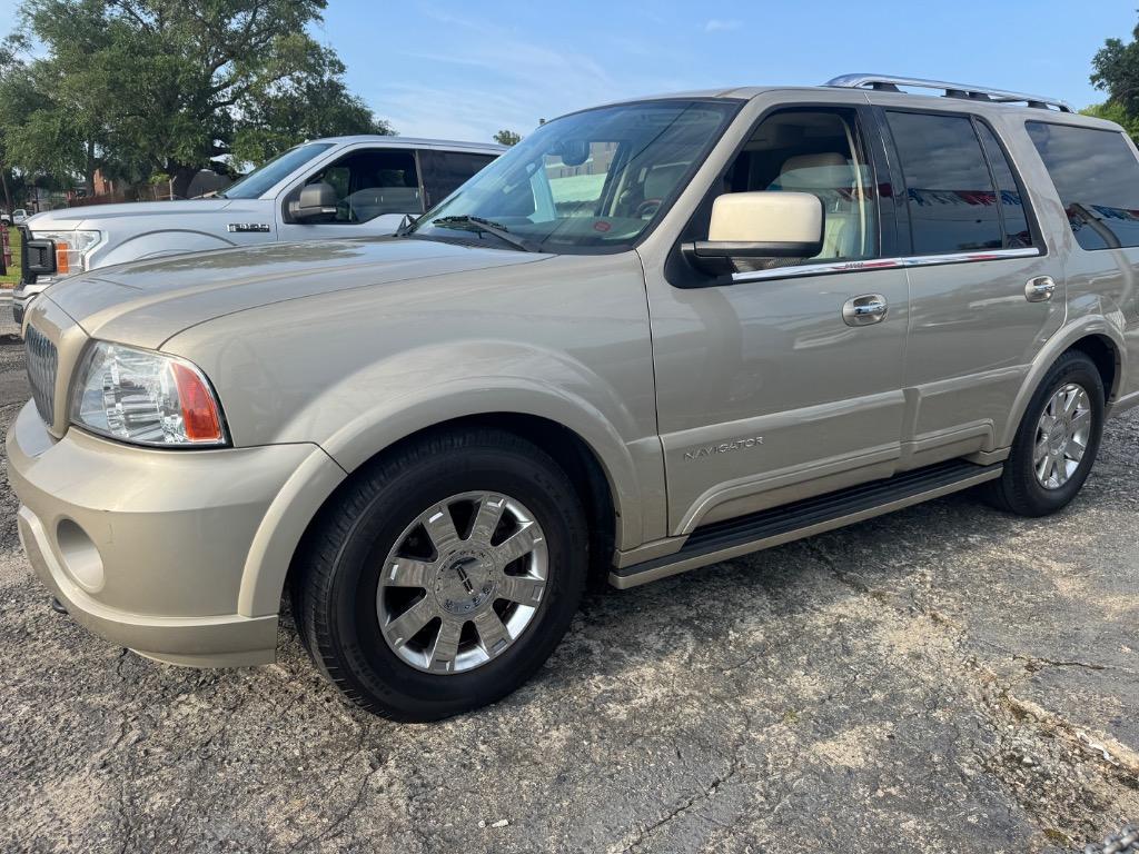 2004 Lincoln Navigator - $9,995