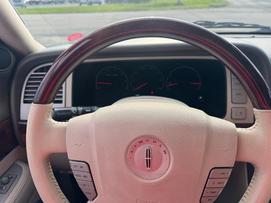 2004 Lincoln Navigator - $9,995