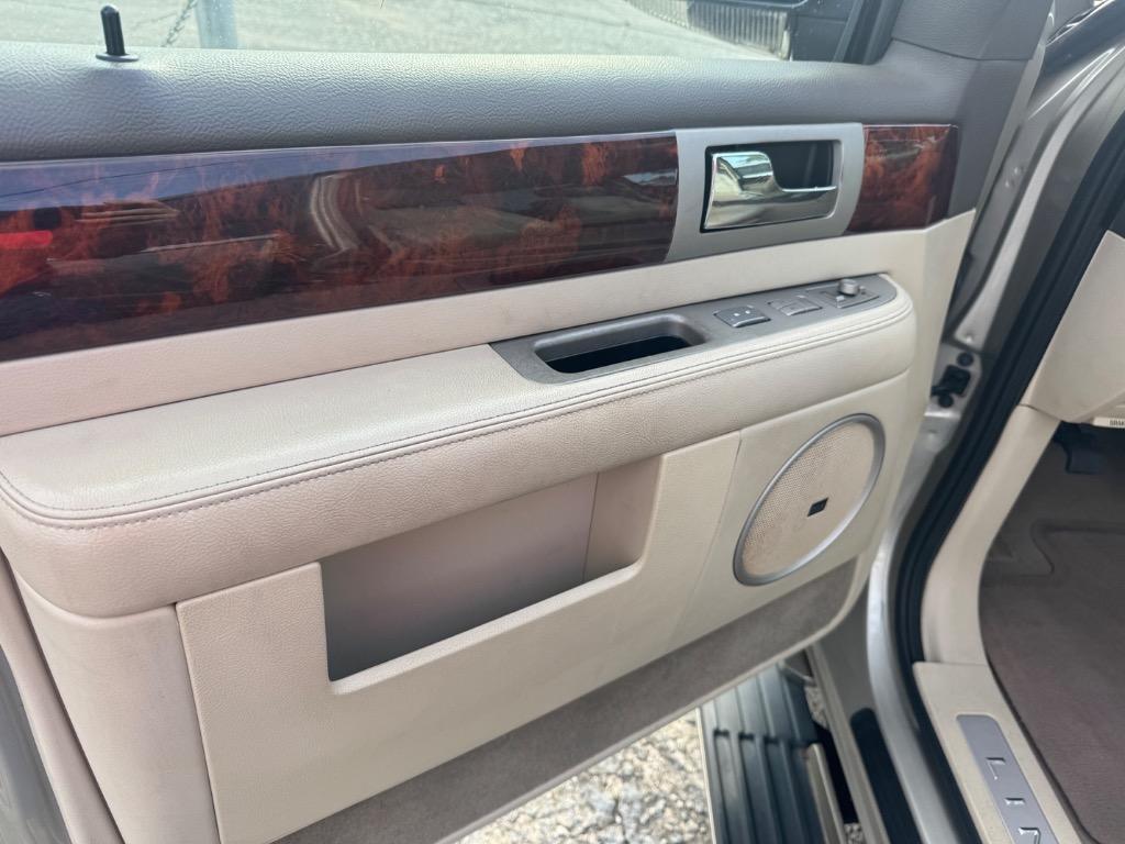 2004 Lincoln Navigator - $9,995