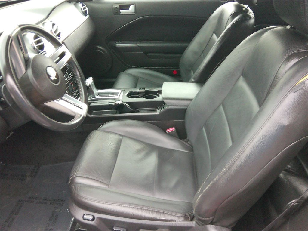 2009 Ford Mustang V6 Deluxe photo