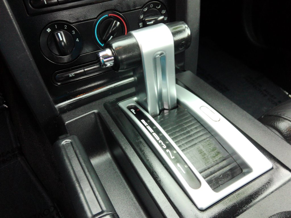 2009 Ford Mustang V6 Deluxe photo