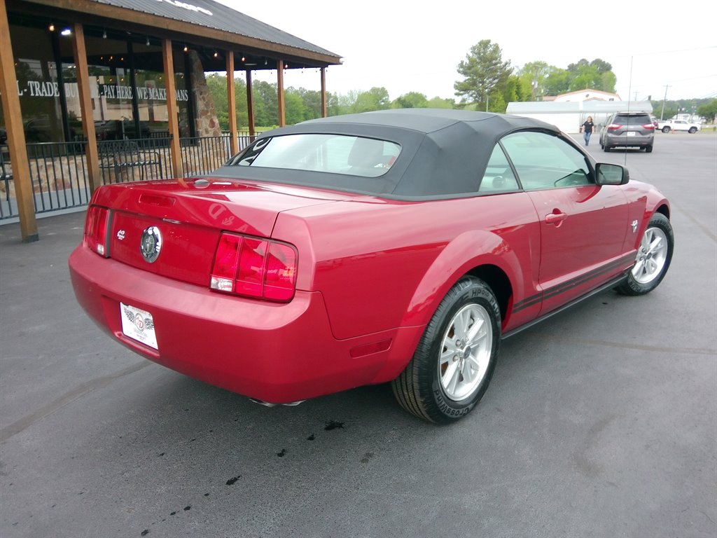 2009 Ford Mustang V6 Deluxe photo