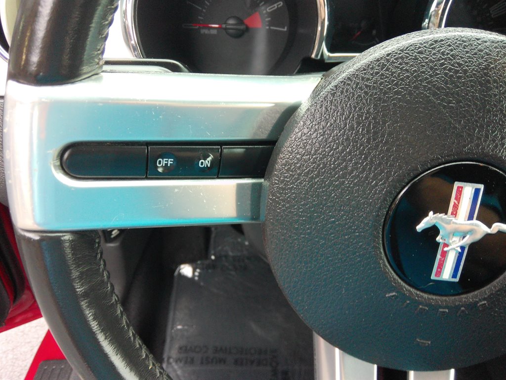 2009 Ford Mustang V6 Deluxe photo