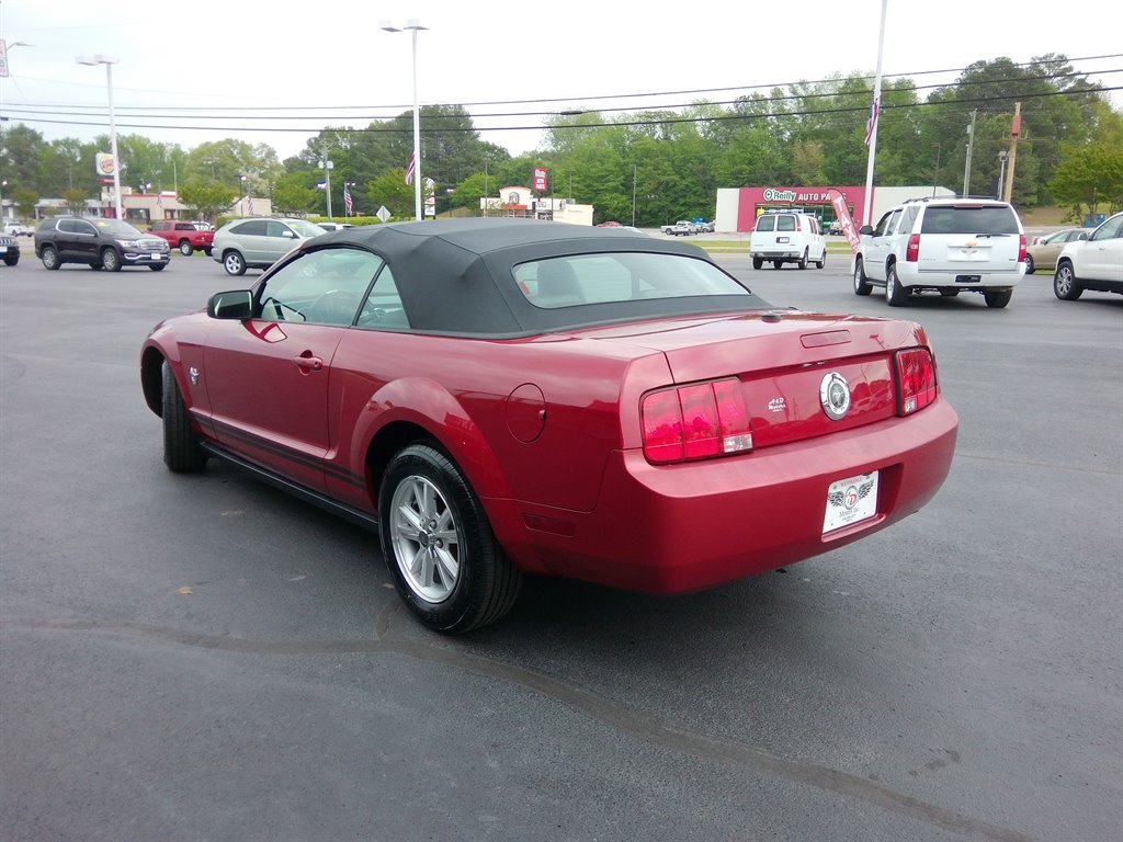 2009 Ford Mustang V6 Deluxe photo