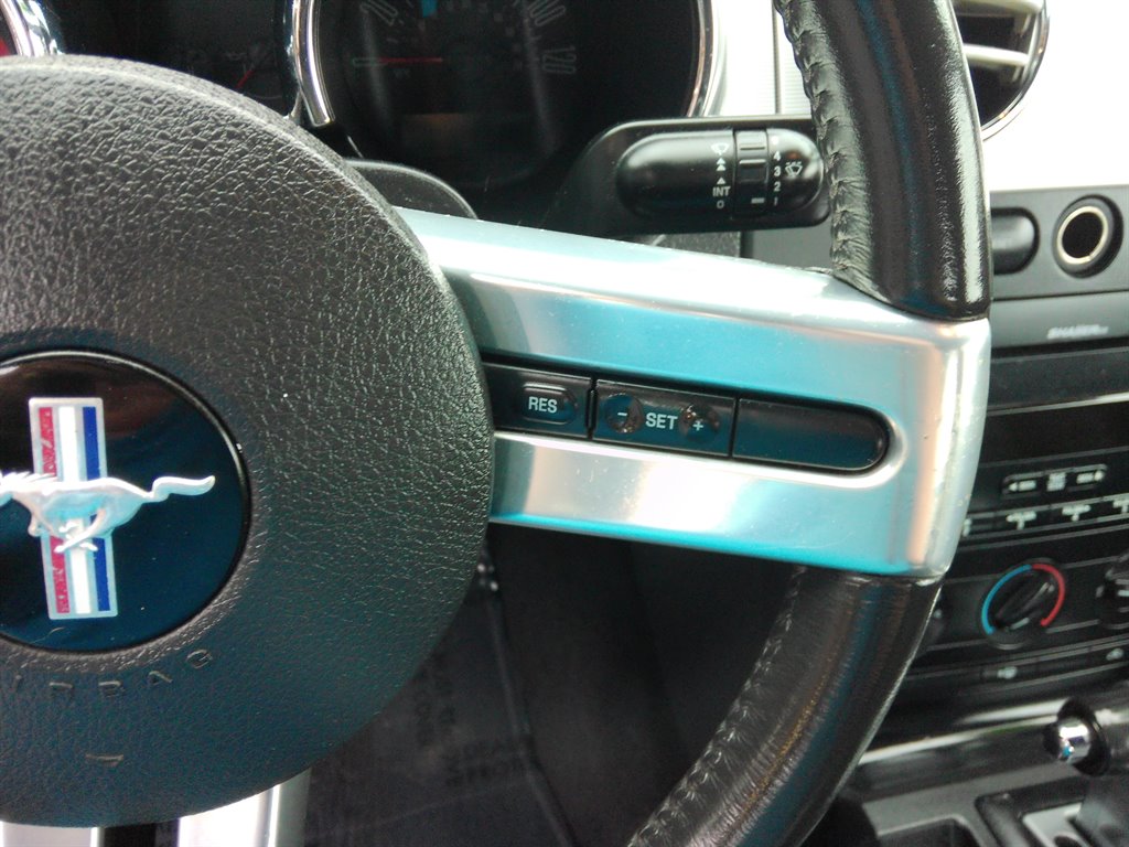 2009 Ford Mustang V6 Deluxe photo