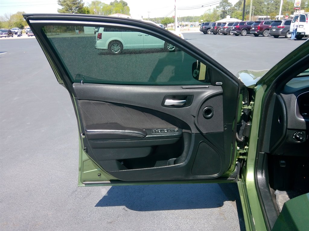 2018 Dodge Charger SXT Plus photo