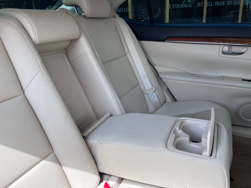 2014 Lexus ES - $17,900