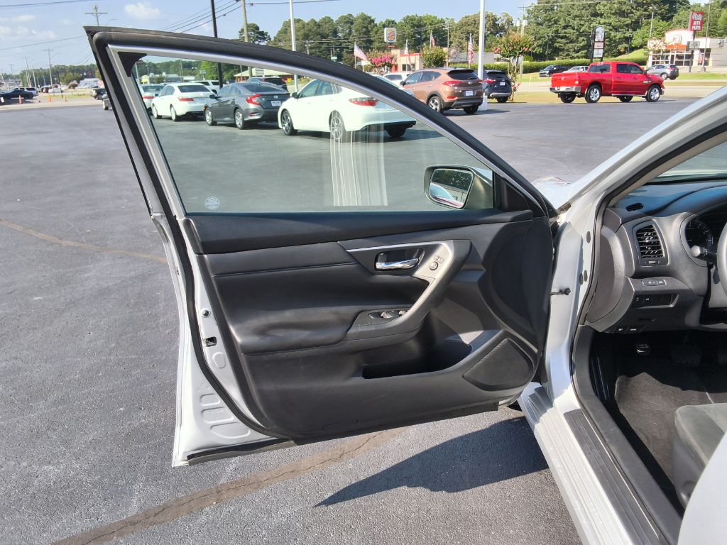 2015 Nissan Altima - $11,900