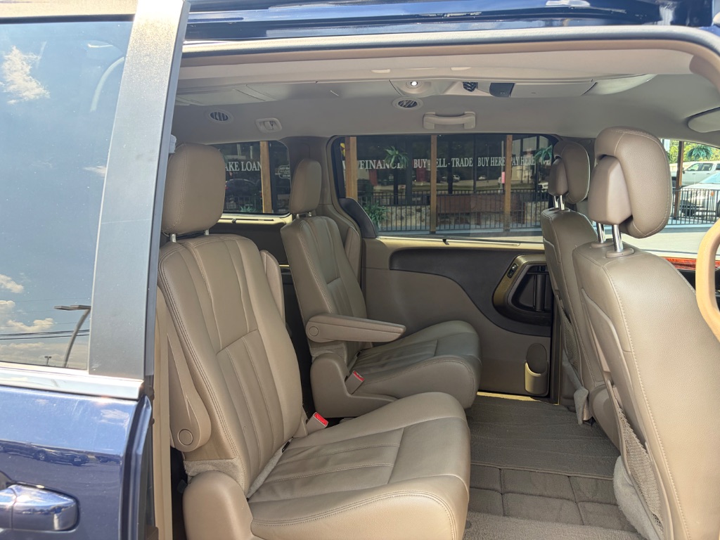 2015 Chrysler Town And Country - $11,900