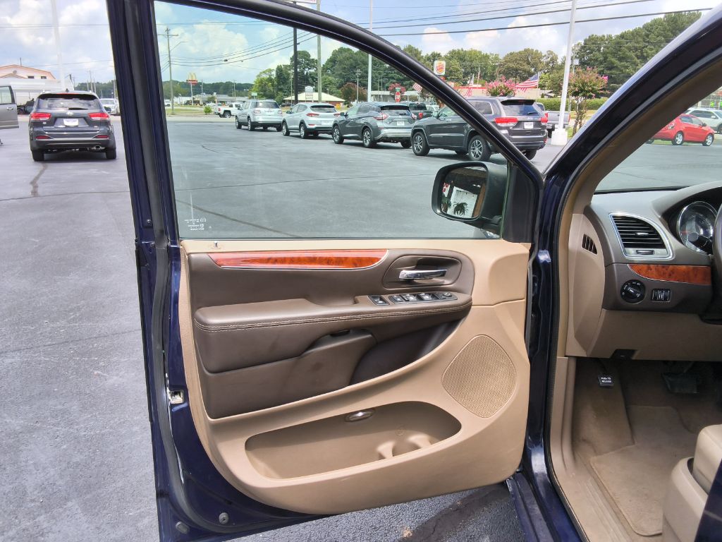 2015 Chrysler Town And Country - $12,900