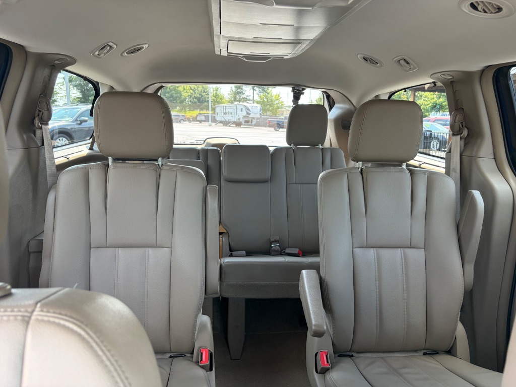 2015 Chrysler Town And Country - $11,900