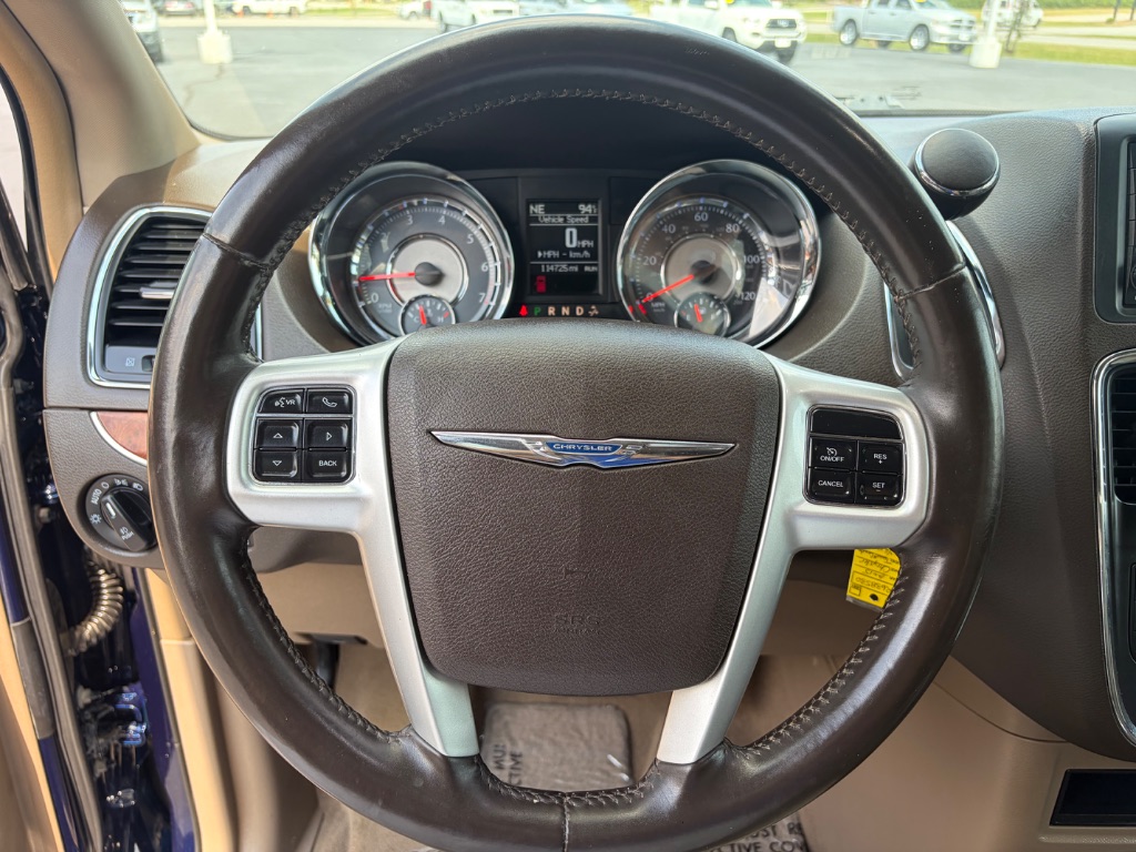 2015 Chrysler Town And Country - $11,900