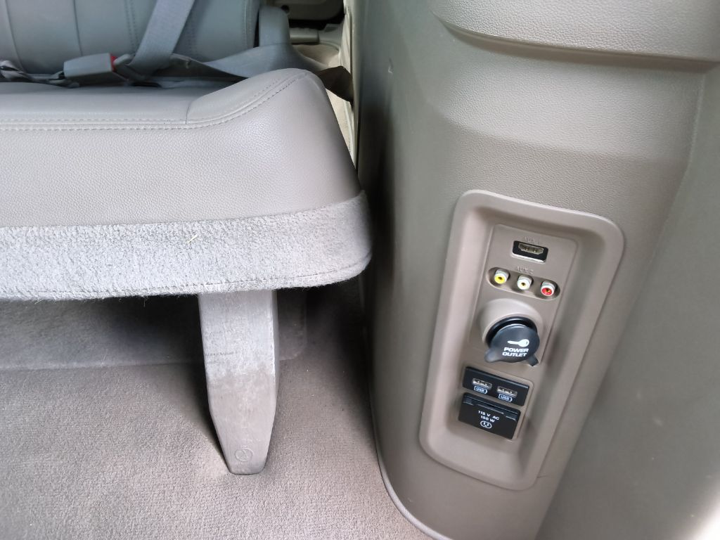 2015 Chrysler Town And Country - $12,900