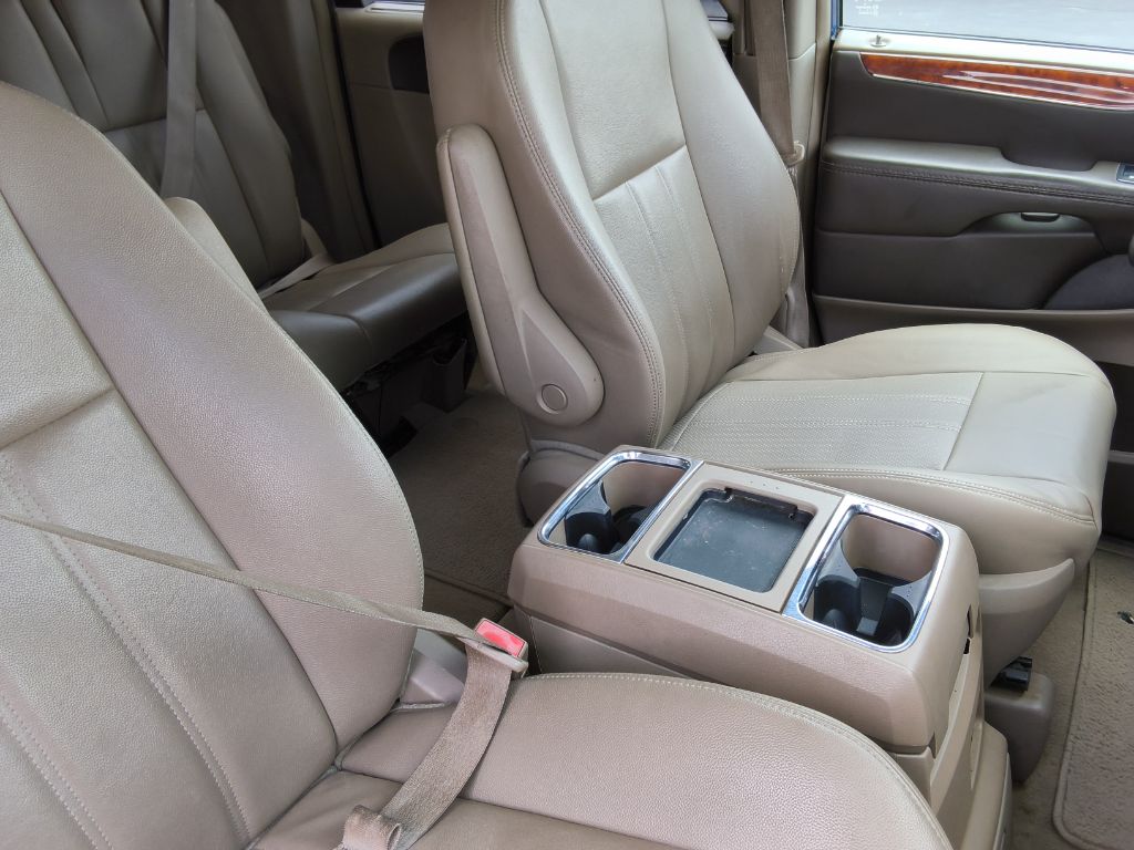 2015 Chrysler Town And Country - $12,900