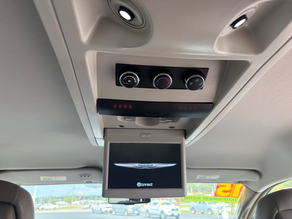 2015 Chrysler Town And Country - $11,900
