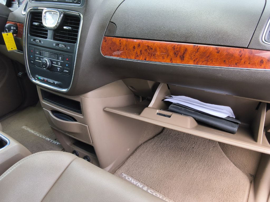 2015 Chrysler Town And Country - $12,900