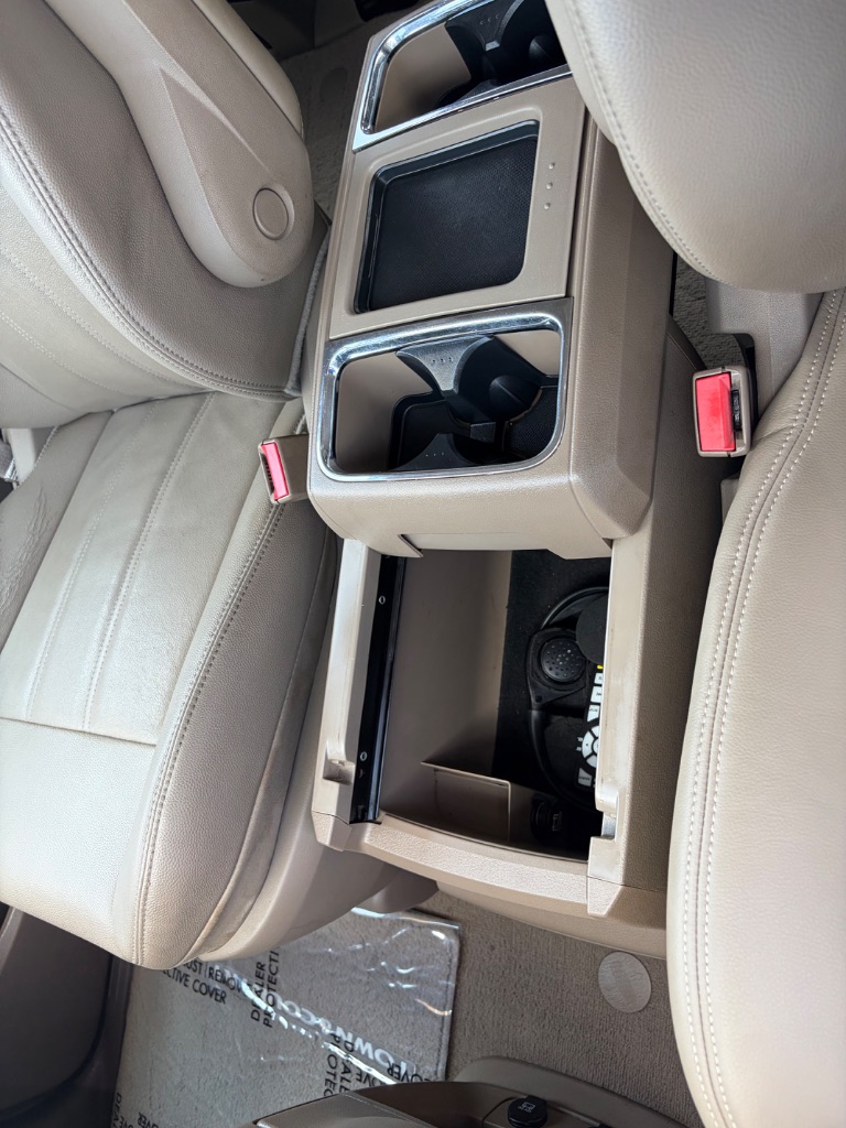 2015 Chrysler Town And Country - $11,900