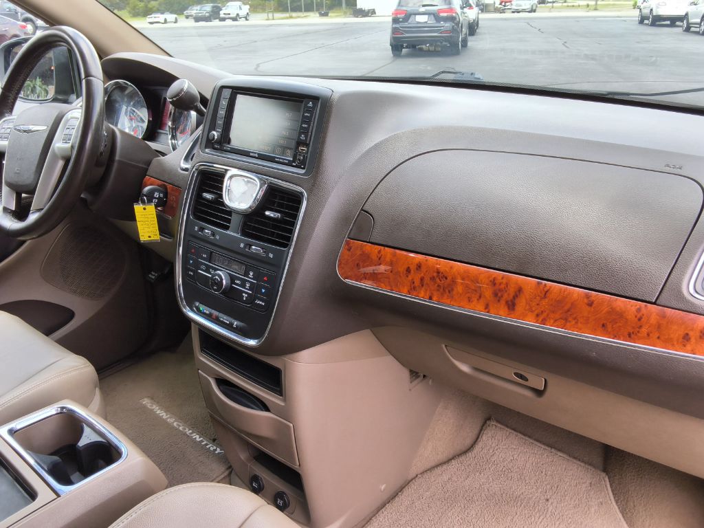 2015 Chrysler Town And Country - $12,900
