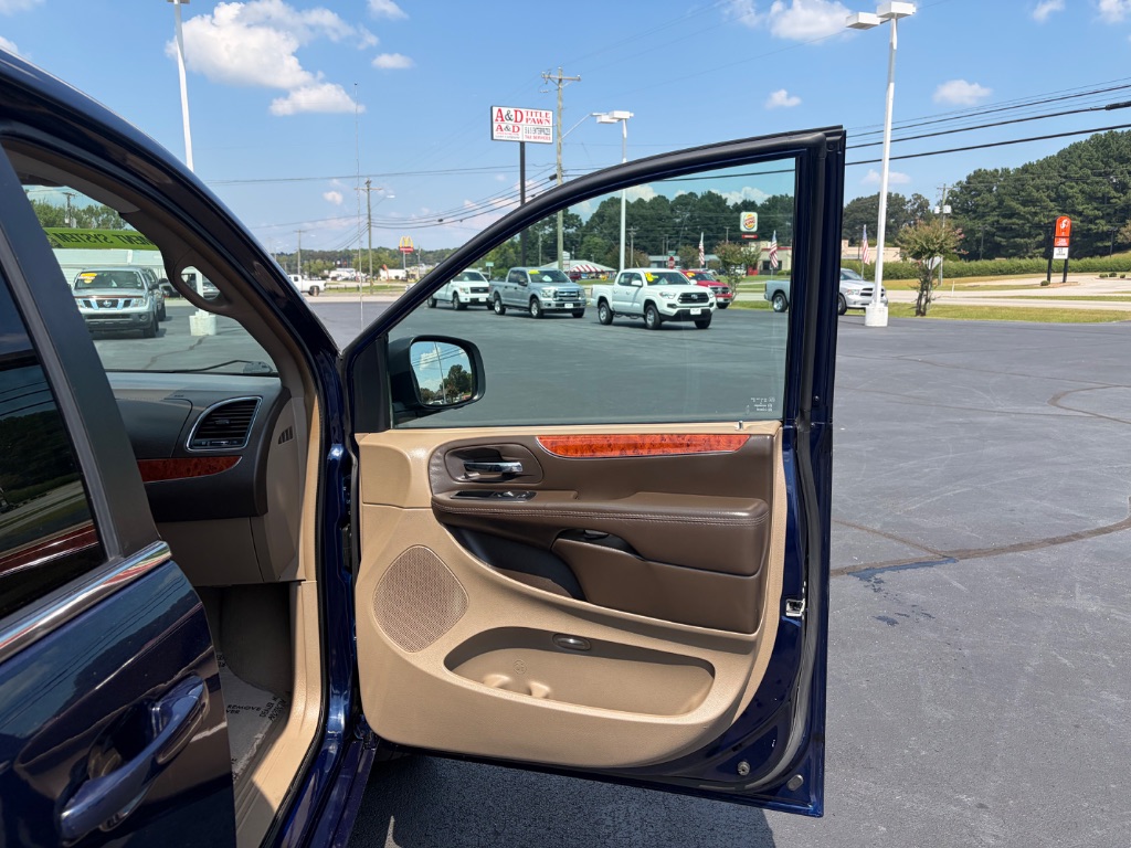 2015 Chrysler Town And Country - $11,900