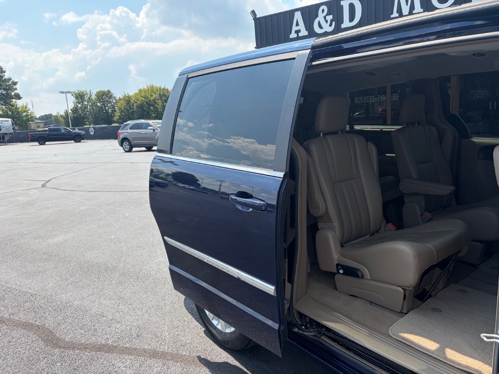2015 Chrysler Town And Country - $11,900