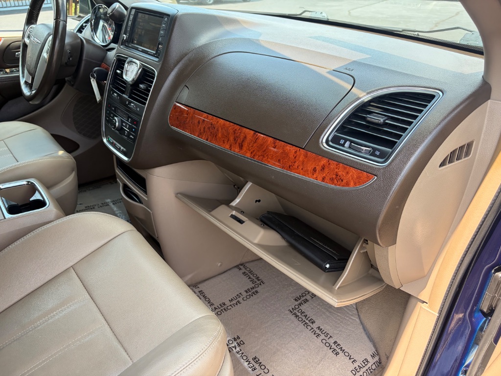 2015 Chrysler Town And Country - $11,900