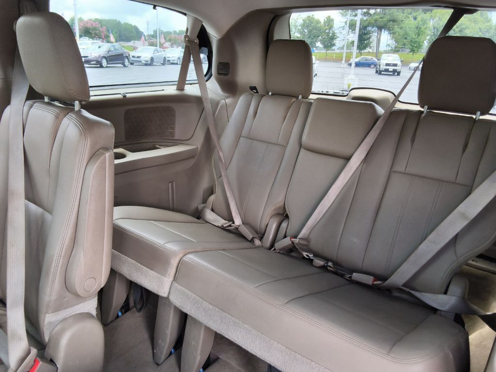 2015 Chrysler Town And Country - $12,900