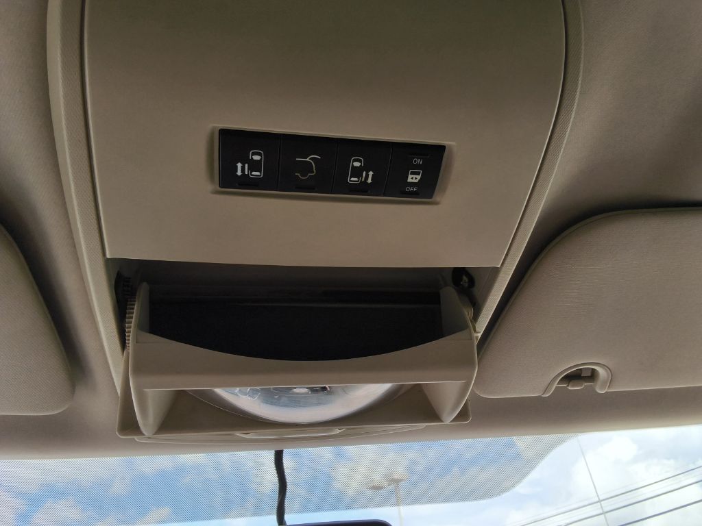2015 Chrysler Town And Country - $12,900
