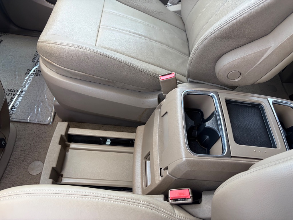2015 Chrysler Town And Country - $11,900
