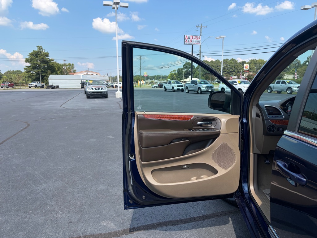 2015 Chrysler Town And Country - $11,900