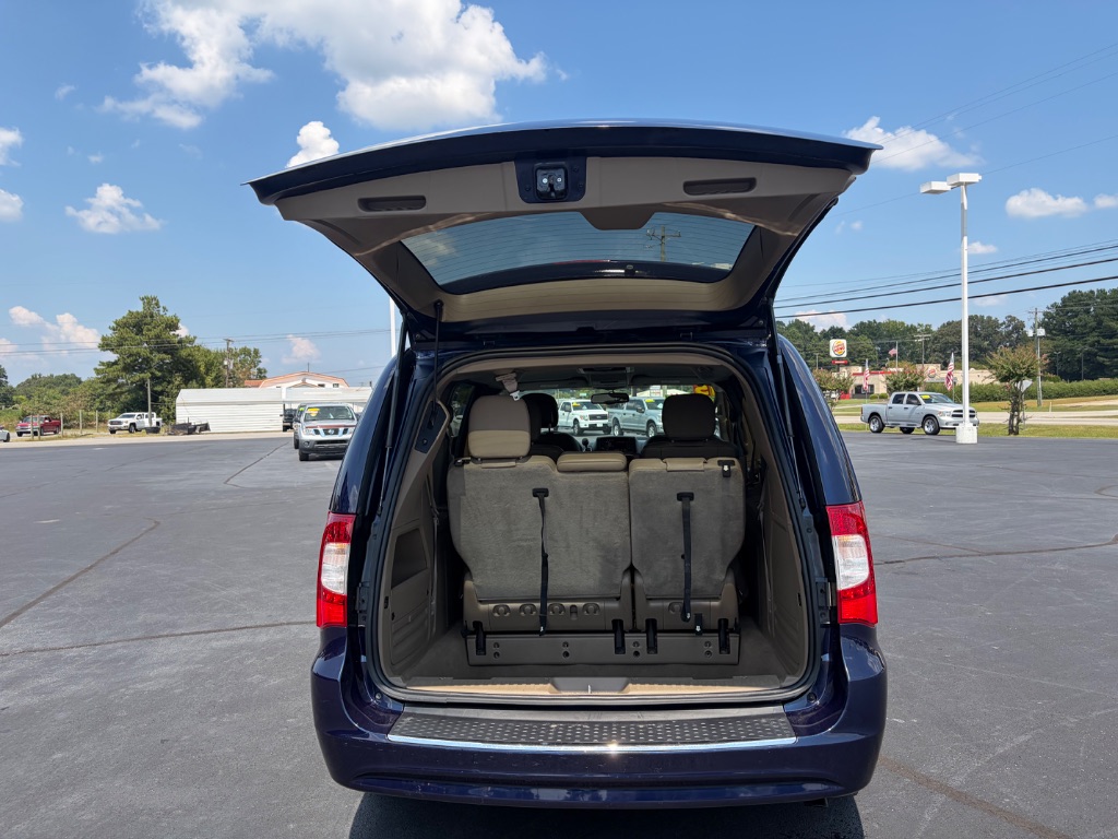 2015 Chrysler Town And Country - $11,900