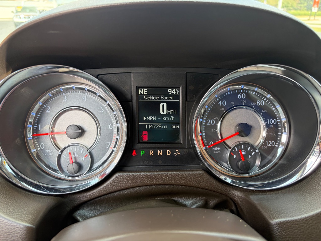 2015 Chrysler Town And Country - $11,900