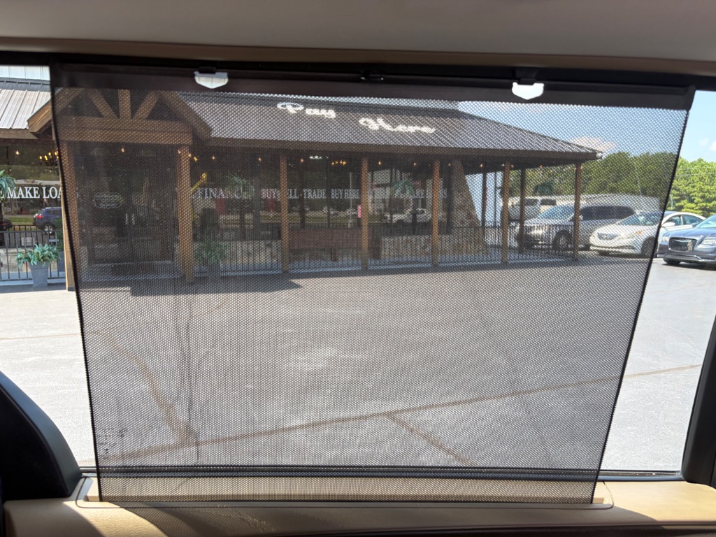 2015 Chrysler Town And Country - $11,900