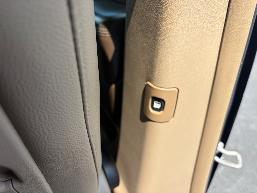 2015 Chrysler Town And Country - $11,900