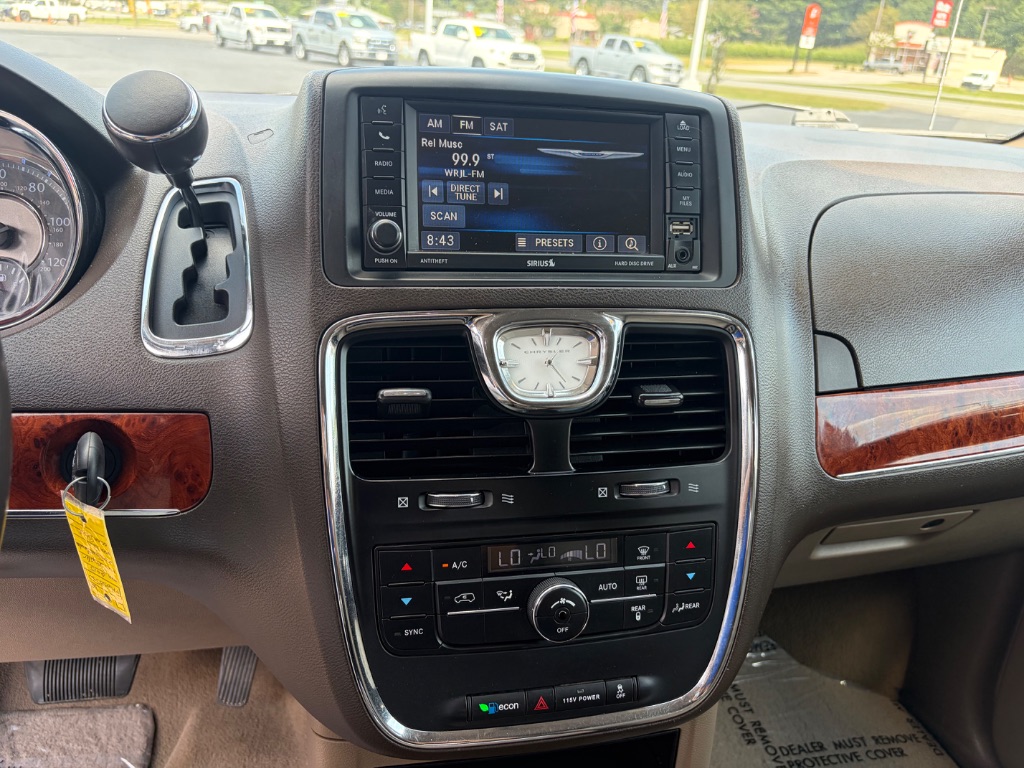 2015 Chrysler Town And Country - $11,900