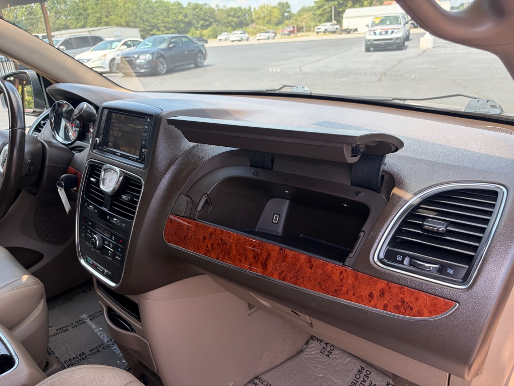 2015 Chrysler Town And Country - $11,900