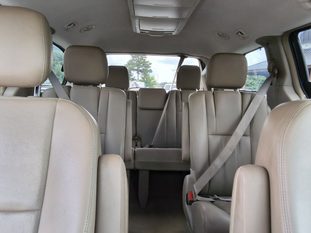 2015 Chrysler Town And Country - $12,900