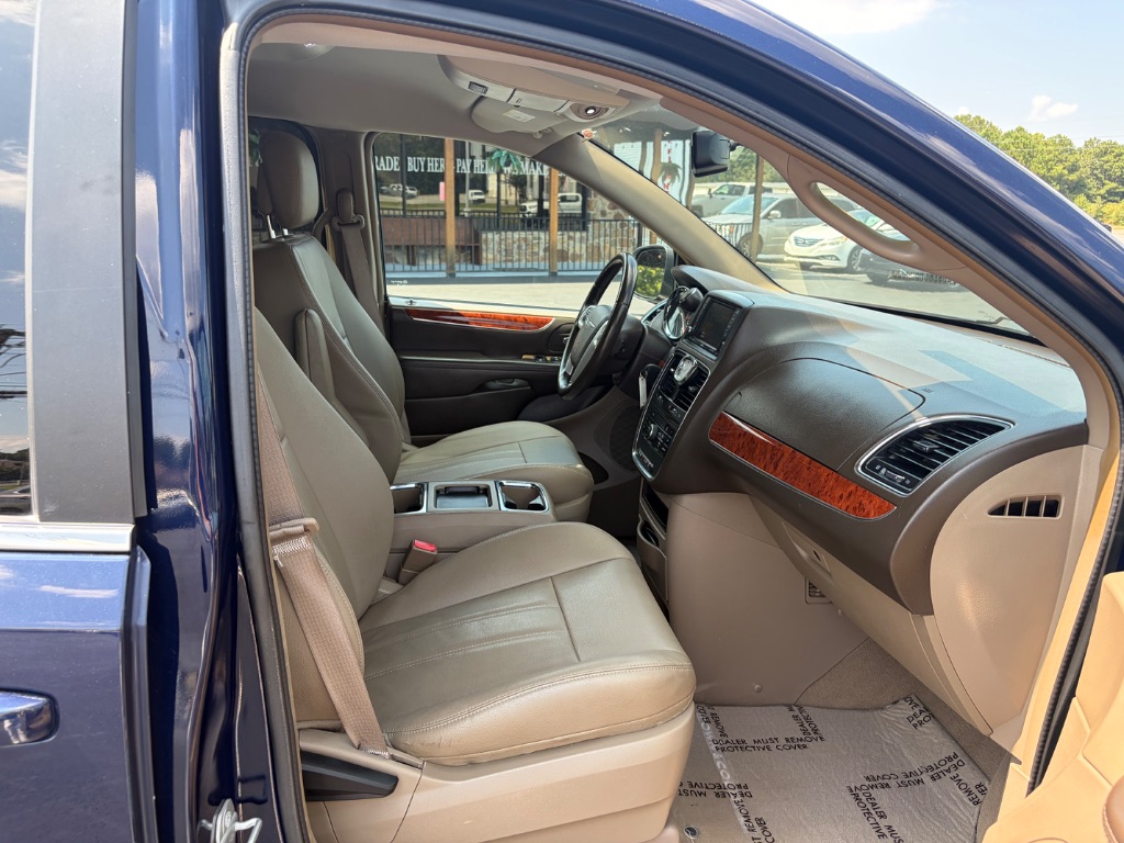 2015 Chrysler Town And Country - $11,900
