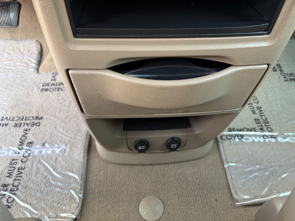 2015 Chrysler Town And Country - $11,900