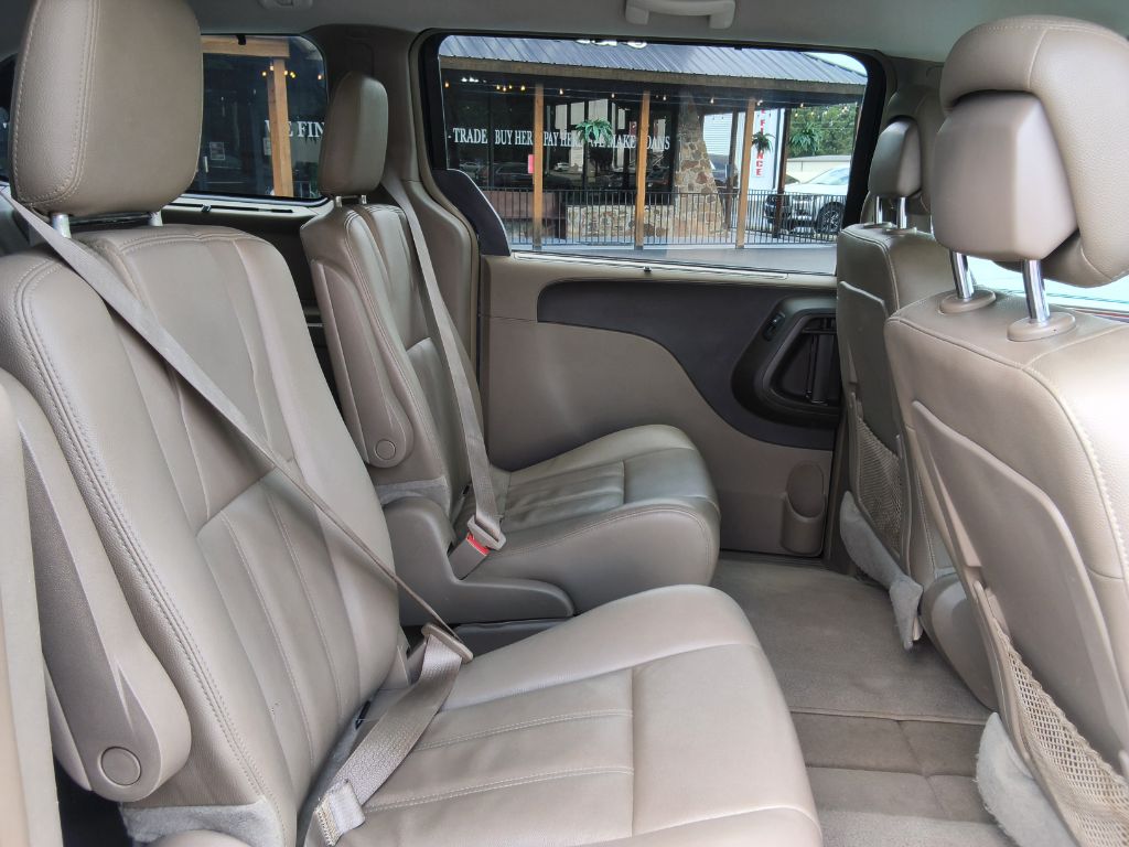 2015 Chrysler Town And Country - $12,900