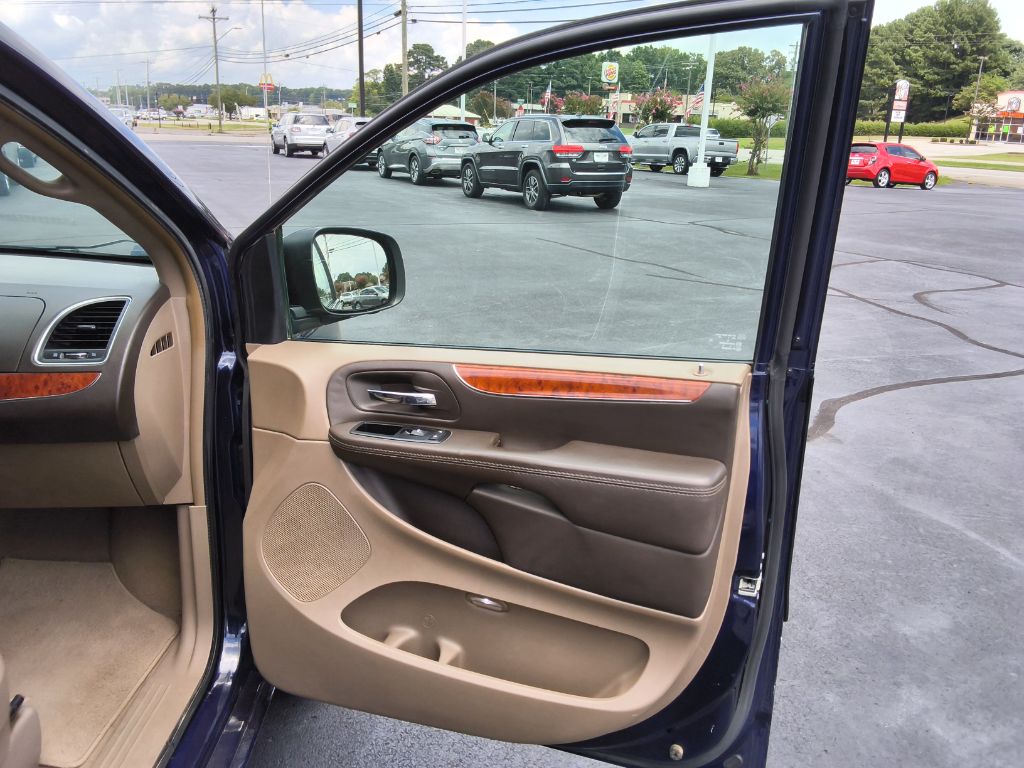 2015 Chrysler Town And Country - $12,900
