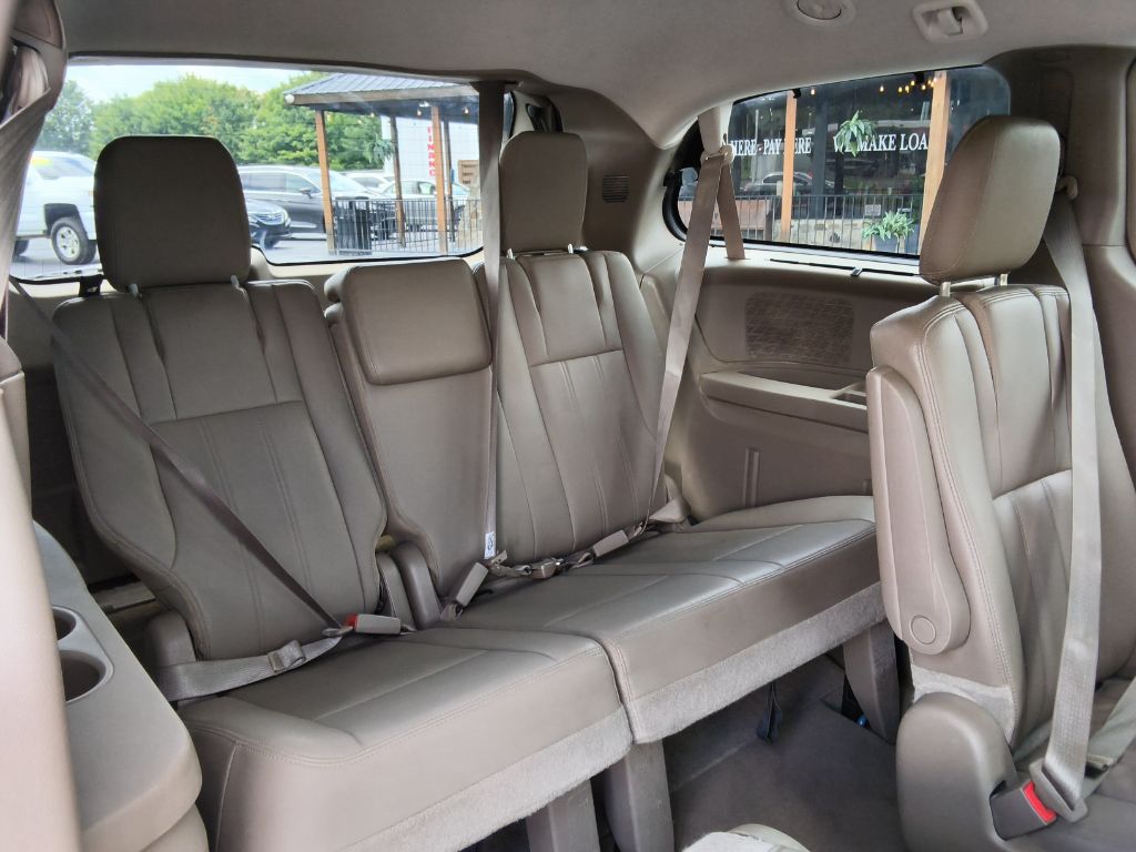 2015 Chrysler Town And Country - $12,900
