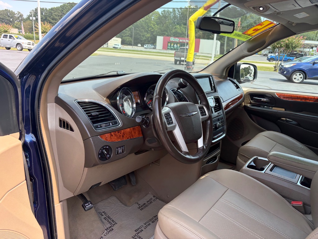 2015 Chrysler Town And Country - $11,900