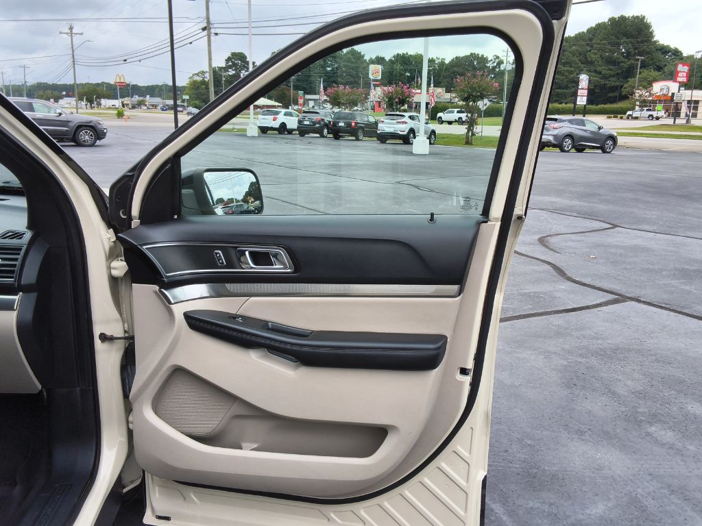 2018 Ford Explorer - $17,900