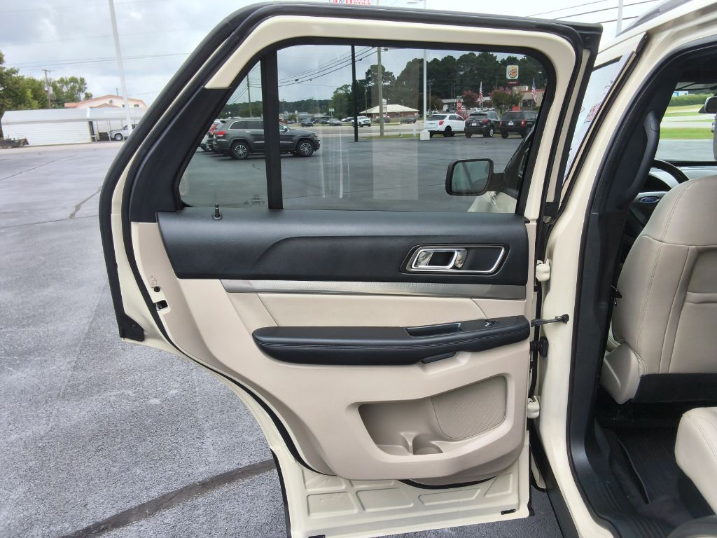 2018 Ford Explorer - $17,900