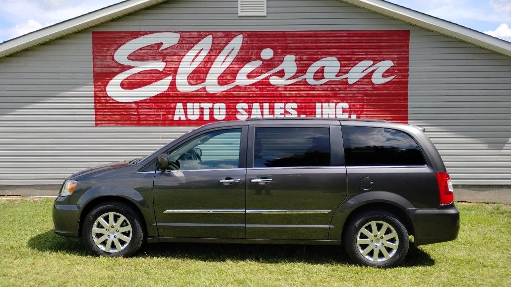 2016 Chrysler Town And Country - $10,995