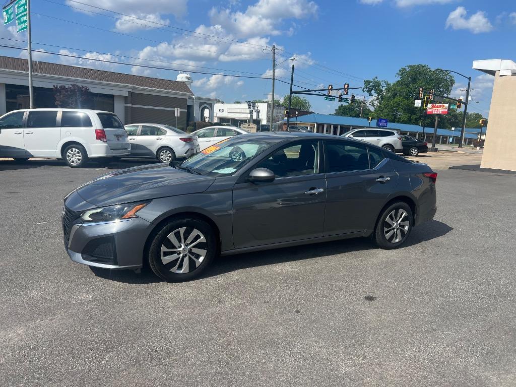The 2023 Nissan Altima S photos