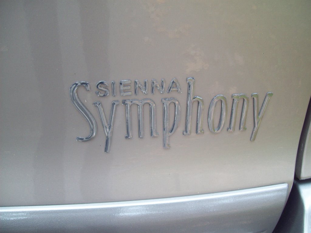 2003 Toyota Sienna LE photo