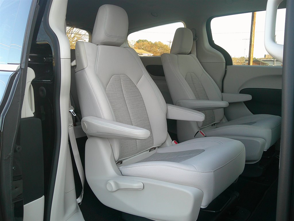 2017 Chrysler Pacifica - $24,995